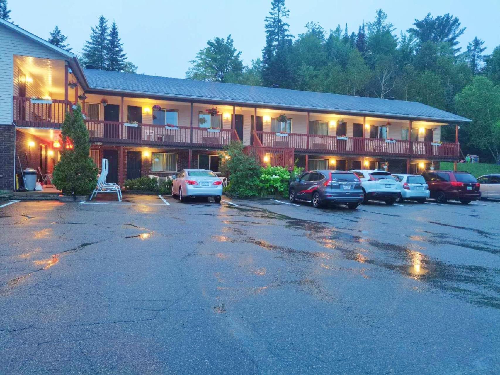 Motel Le Radisson De Val-David Luaran gambar